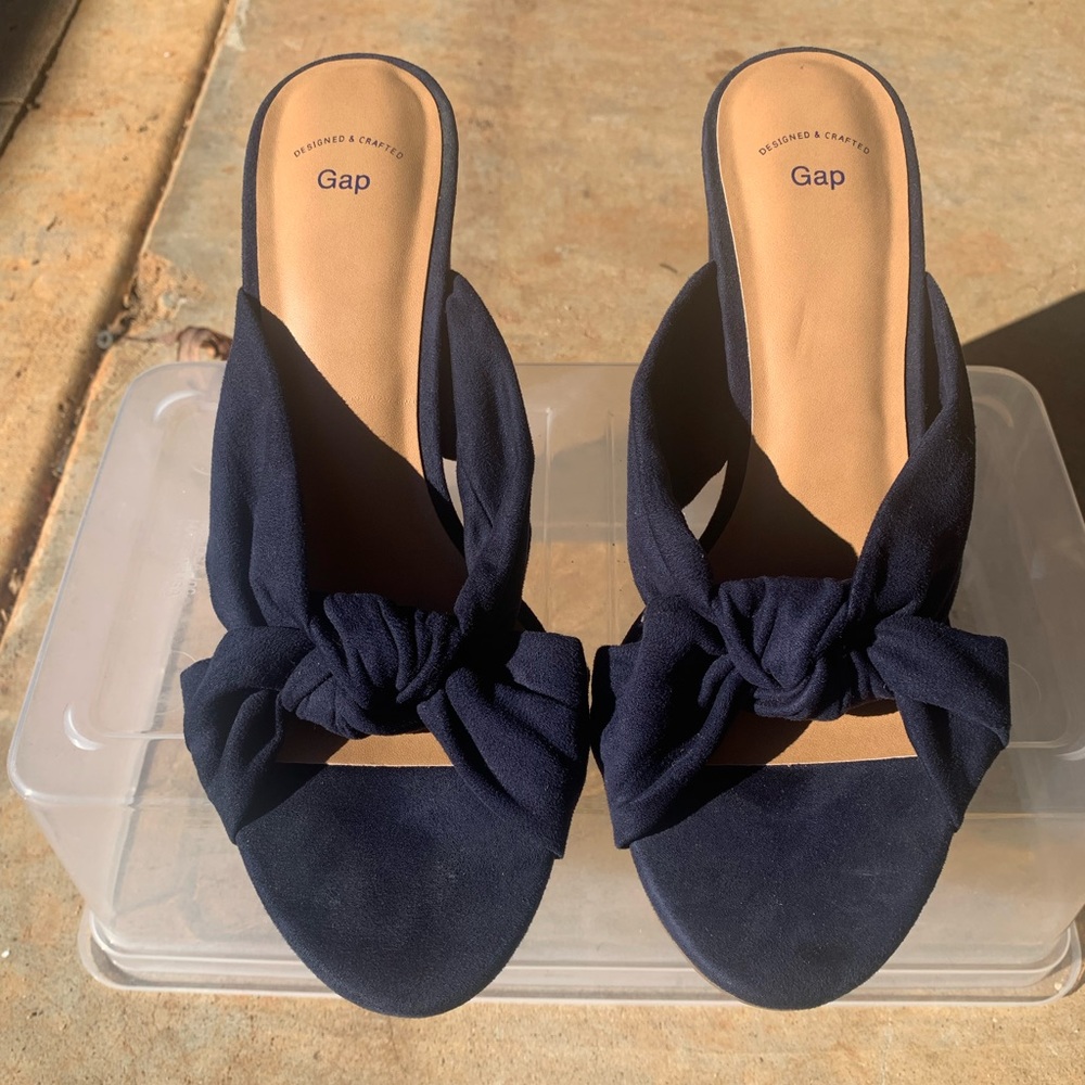 GAP open toe heel
